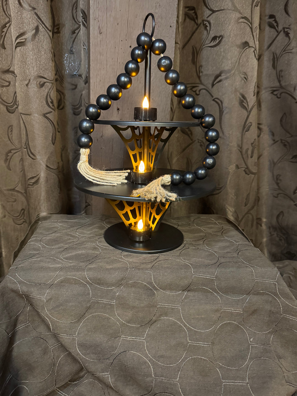 Webbed 2-tier stand