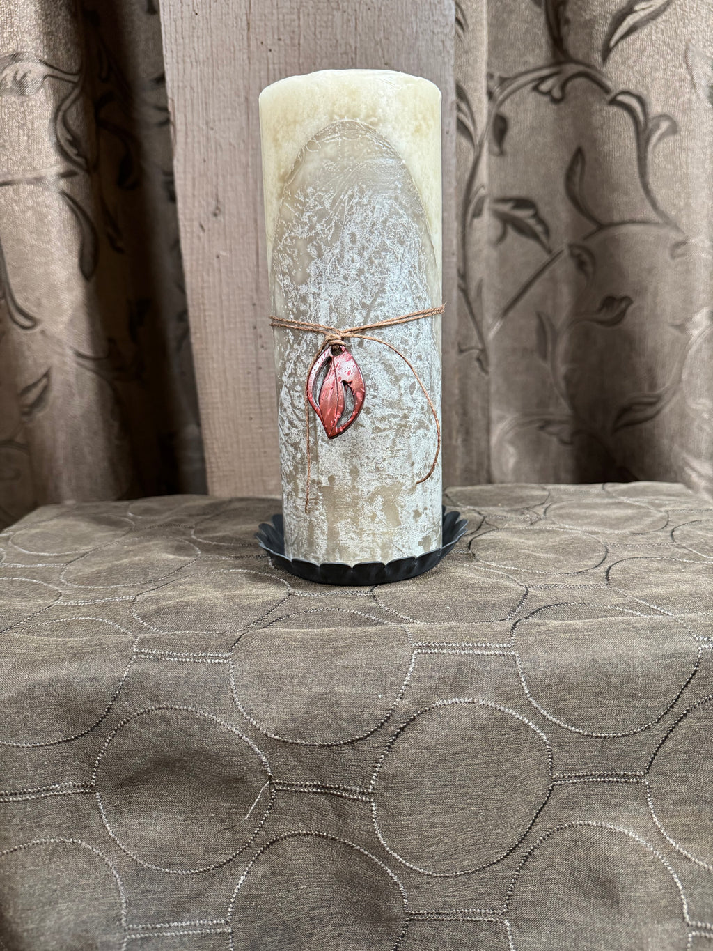 Candle with scalloped base