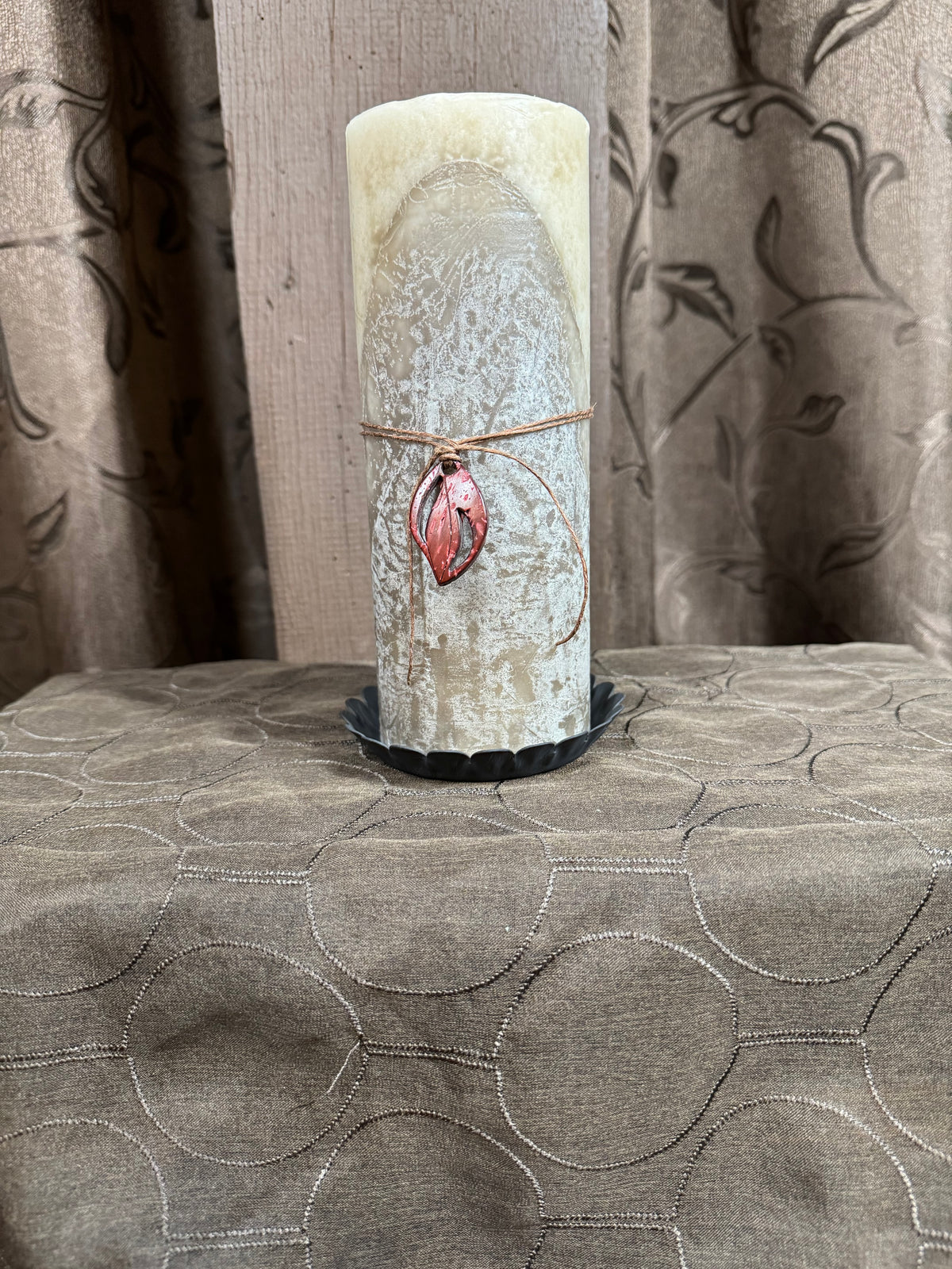 Candle with scalloped base
