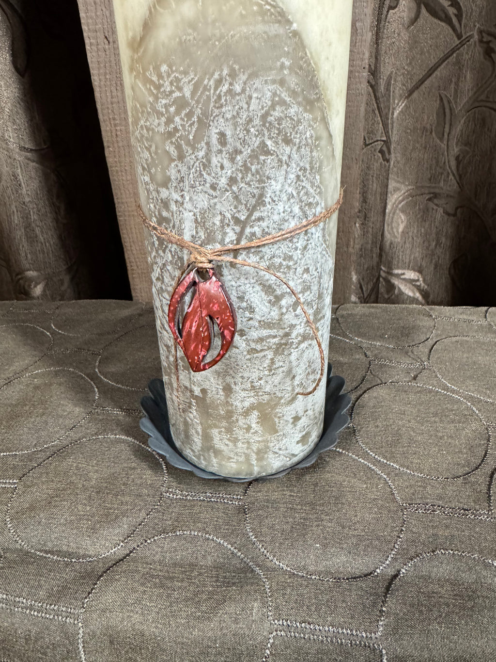 Candle with scalloped base
