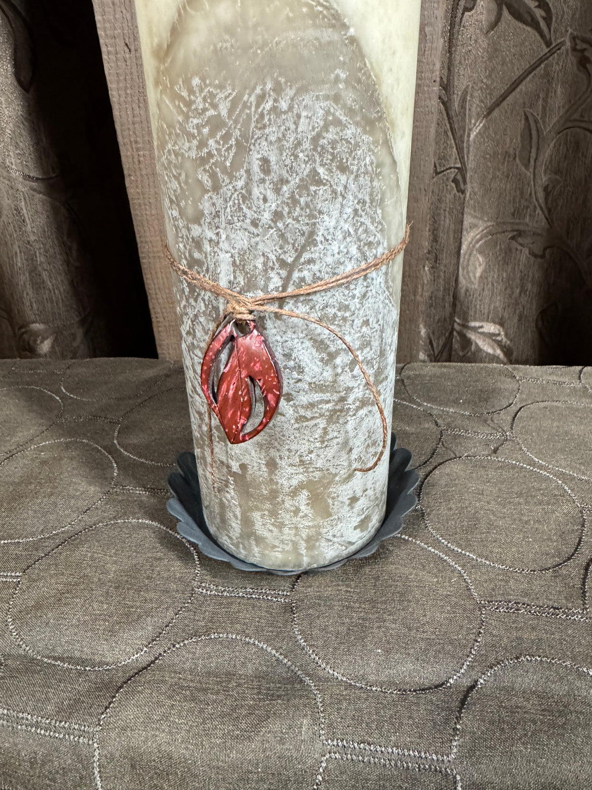 Candle with scalloped base
